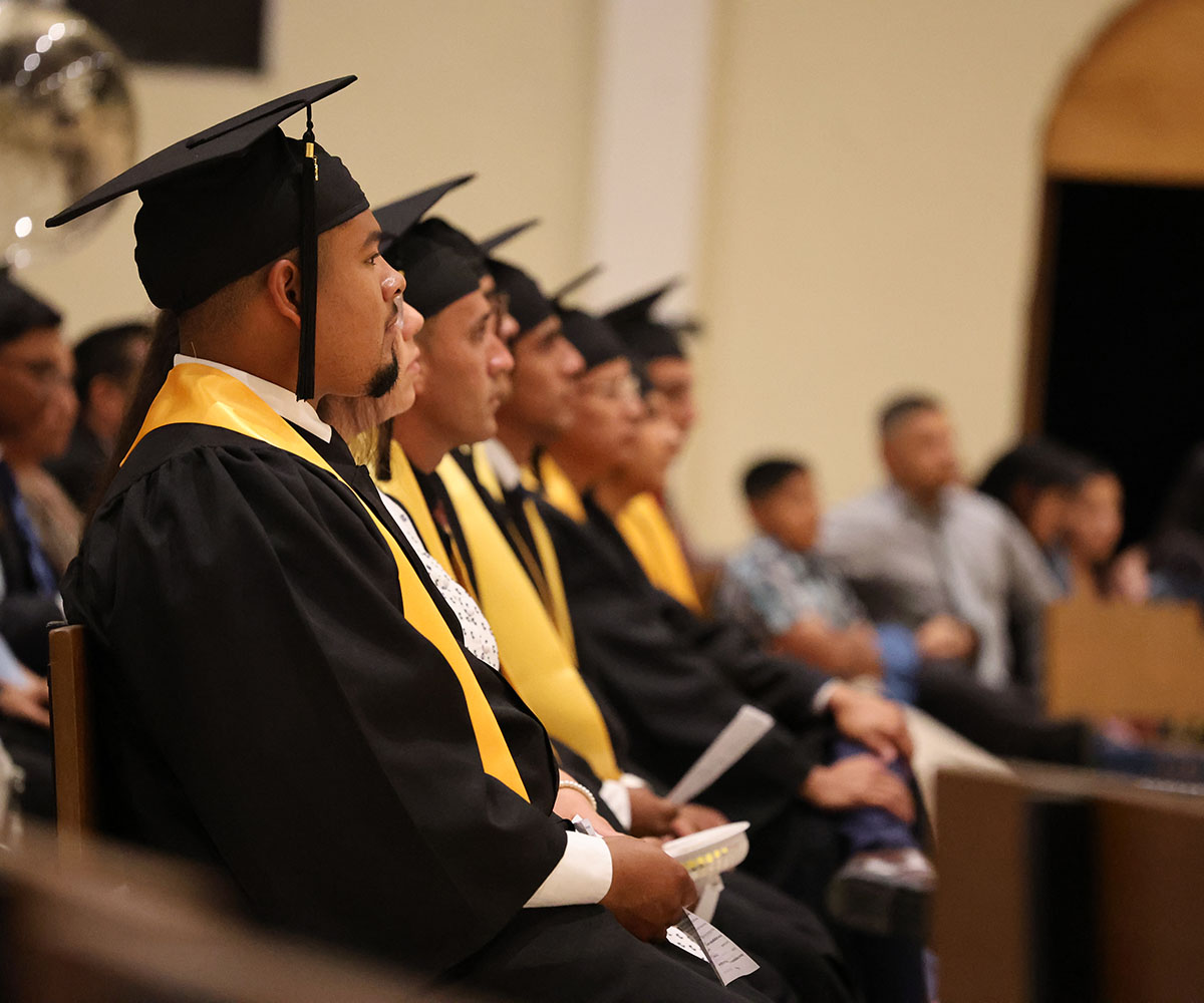 Alumnos sirviendo en un ministerio de la iglesia