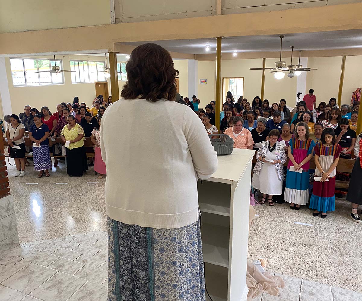 Esposa de pastor sirviendo en el ministerio