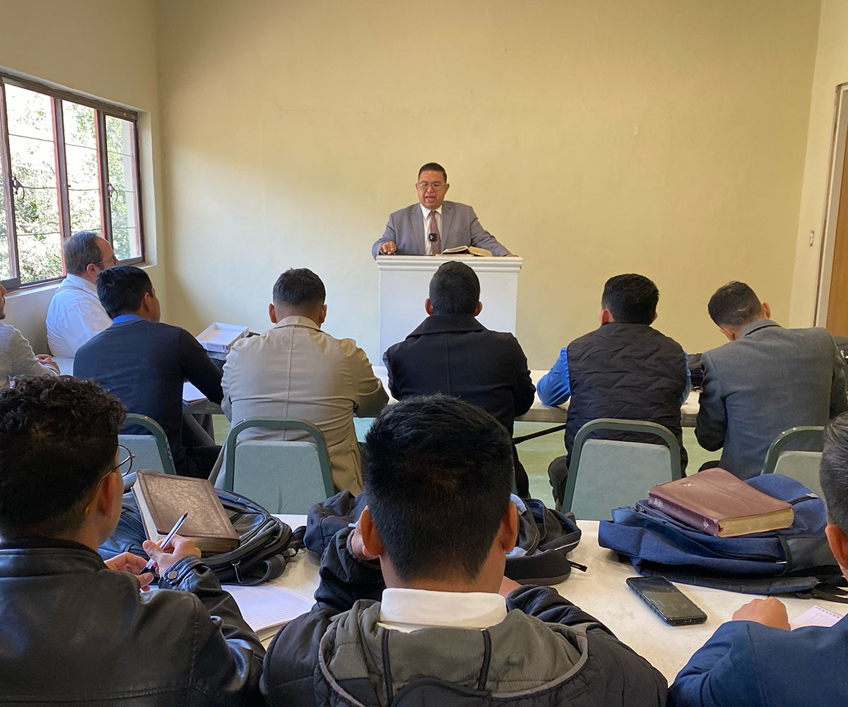 Pastor estudiando o recibiendo instrucción